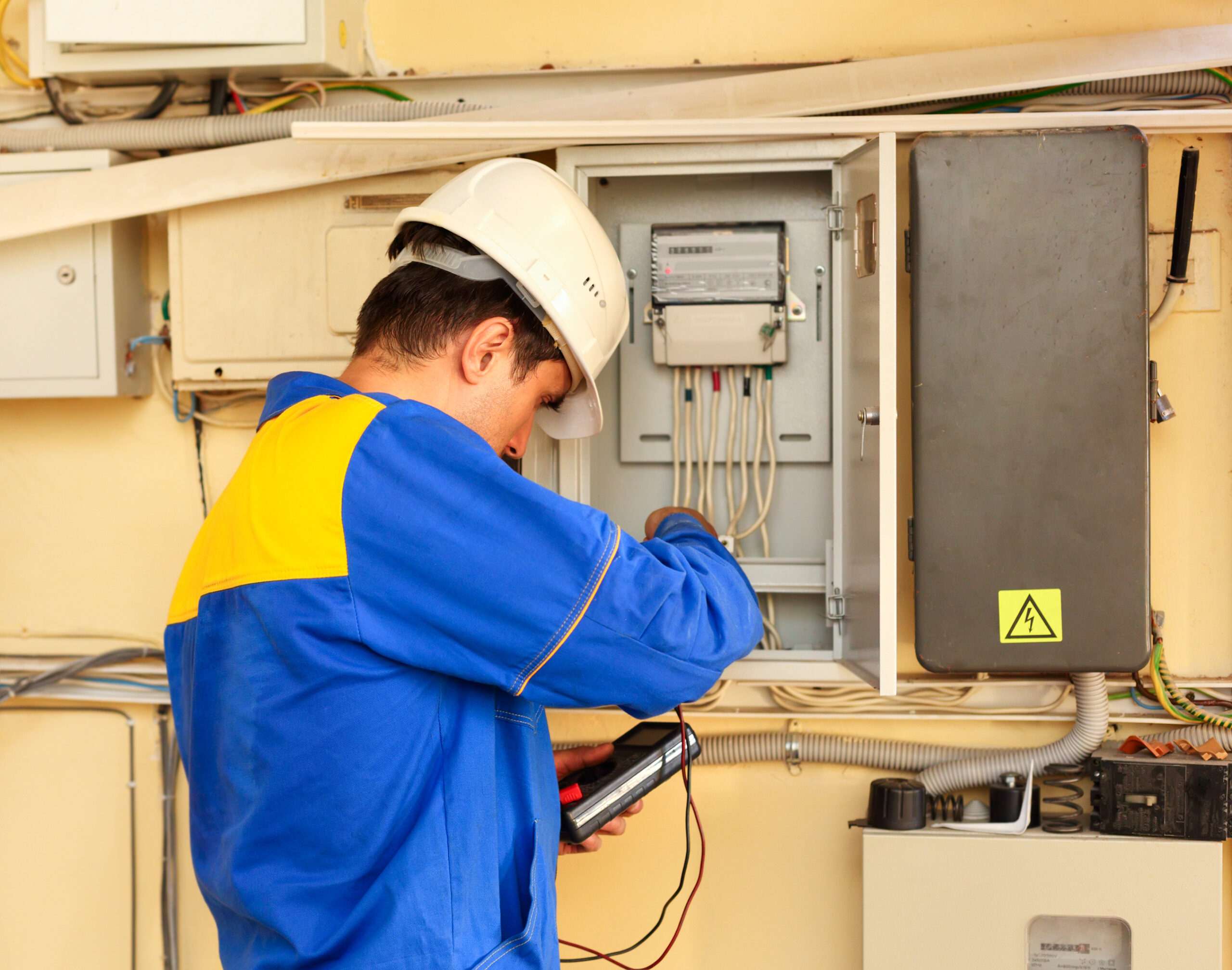 Fotografija NPK Preglednik zahtevnih električnih inštalacij in inštalacij zaščite pred delovanjem strele