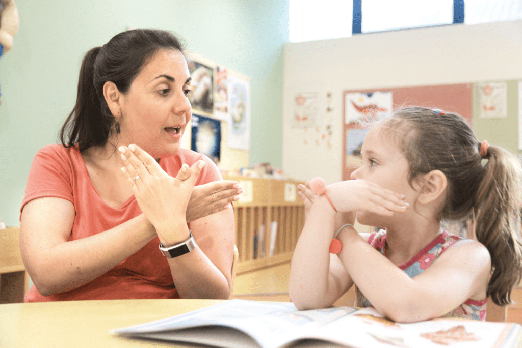 Fotografija poklica Učitelj gluhih in naglušnih otrok in mladostnikov